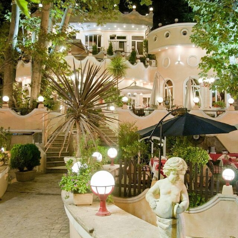 Koohpaye outdoor restaurant at night